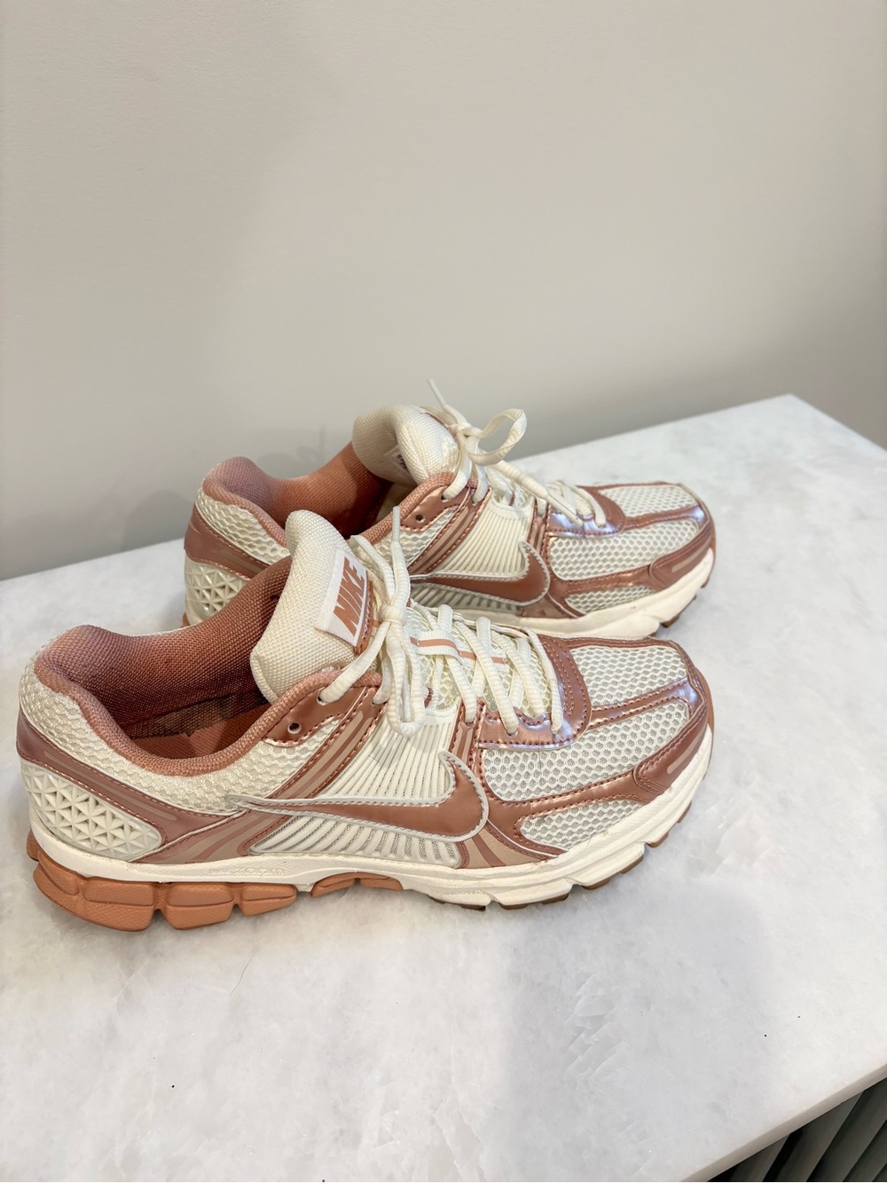 Nike Zoom Vomero 5 - White & Metallic Dusty Rose